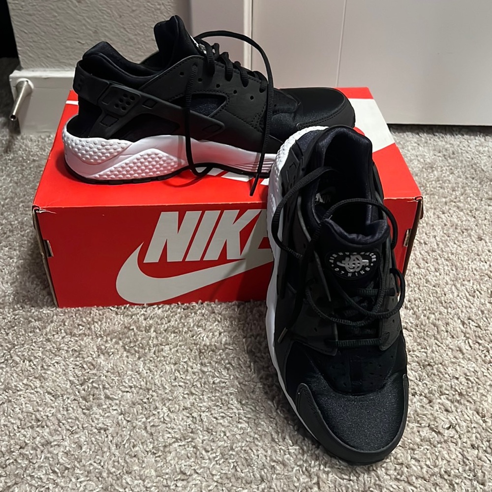 Women’s black & white air huarache Nikes